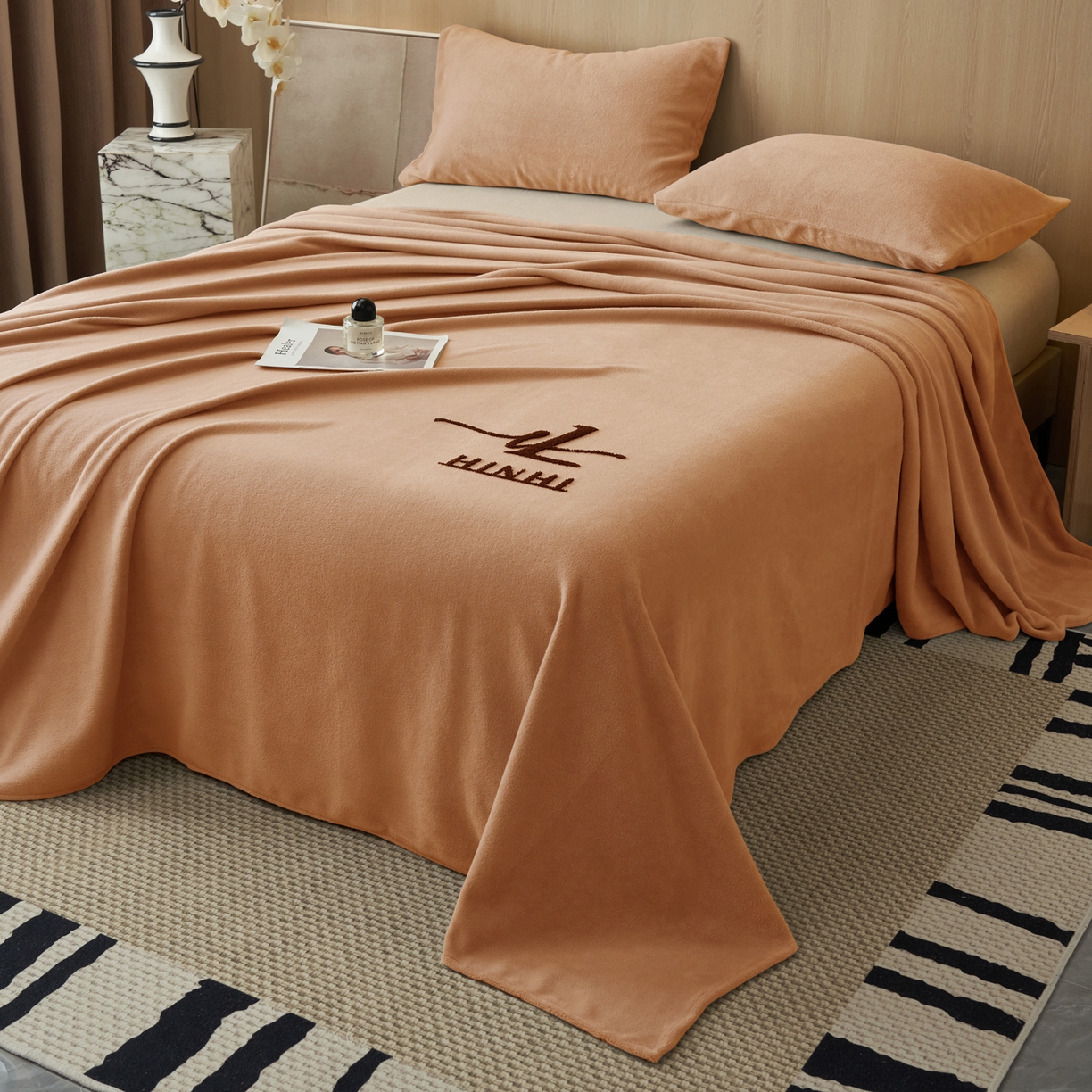 91家纺网 家纺一手货源 找家纺 早晨家纺 2025新款牛奶绒纯色毛巾绣暖绒床单 时尚-橘色