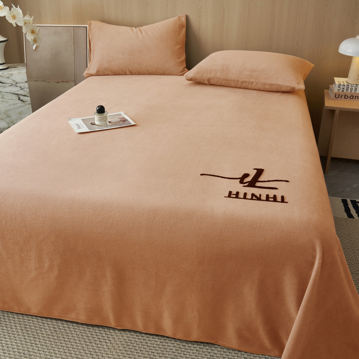 91家纺网 家纺一手货源 找家纺 早晨家纺 2025新款牛奶绒纯色毛巾绣暖绒床单 时尚-橘色