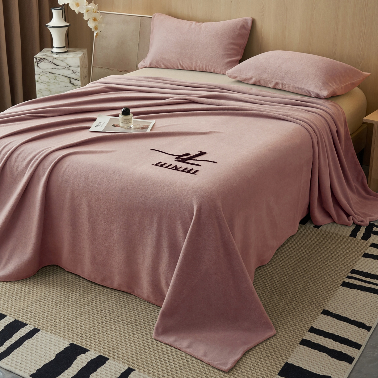 91家纺网 家纺一手货源 找家纺 早晨家纺 2025新款牛奶绒纯色毛巾绣暖绒床单 时尚-豆沙