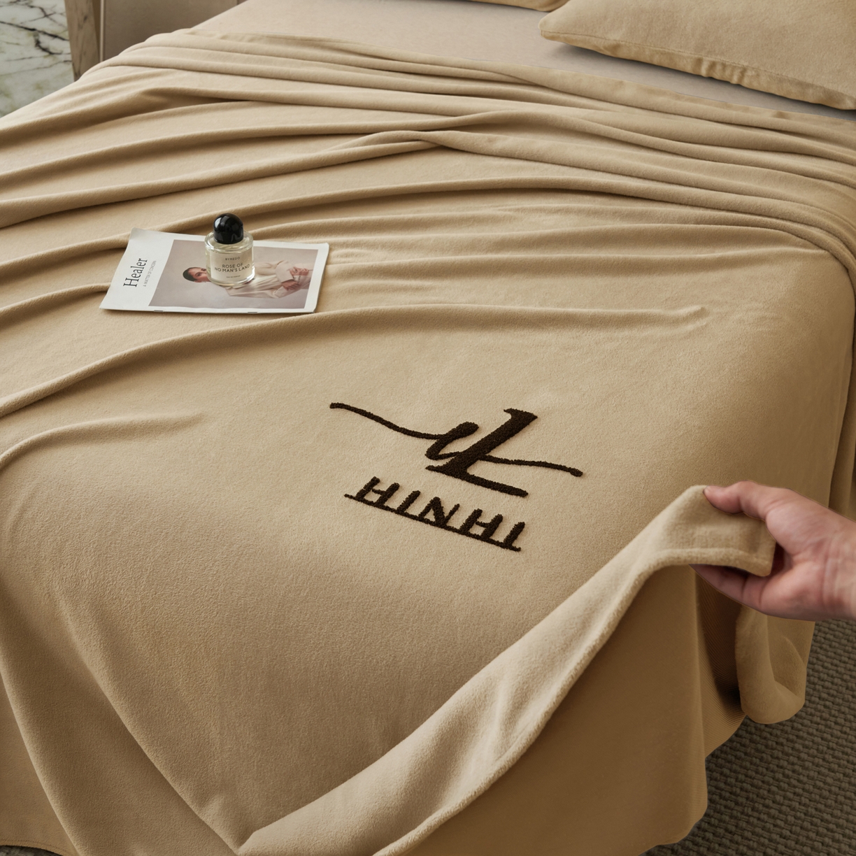 91家纺网 家纺一手货源 找家纺 早晨家纺 2025新款牛奶绒纯色毛巾绣暖绒床单 时尚-米驼