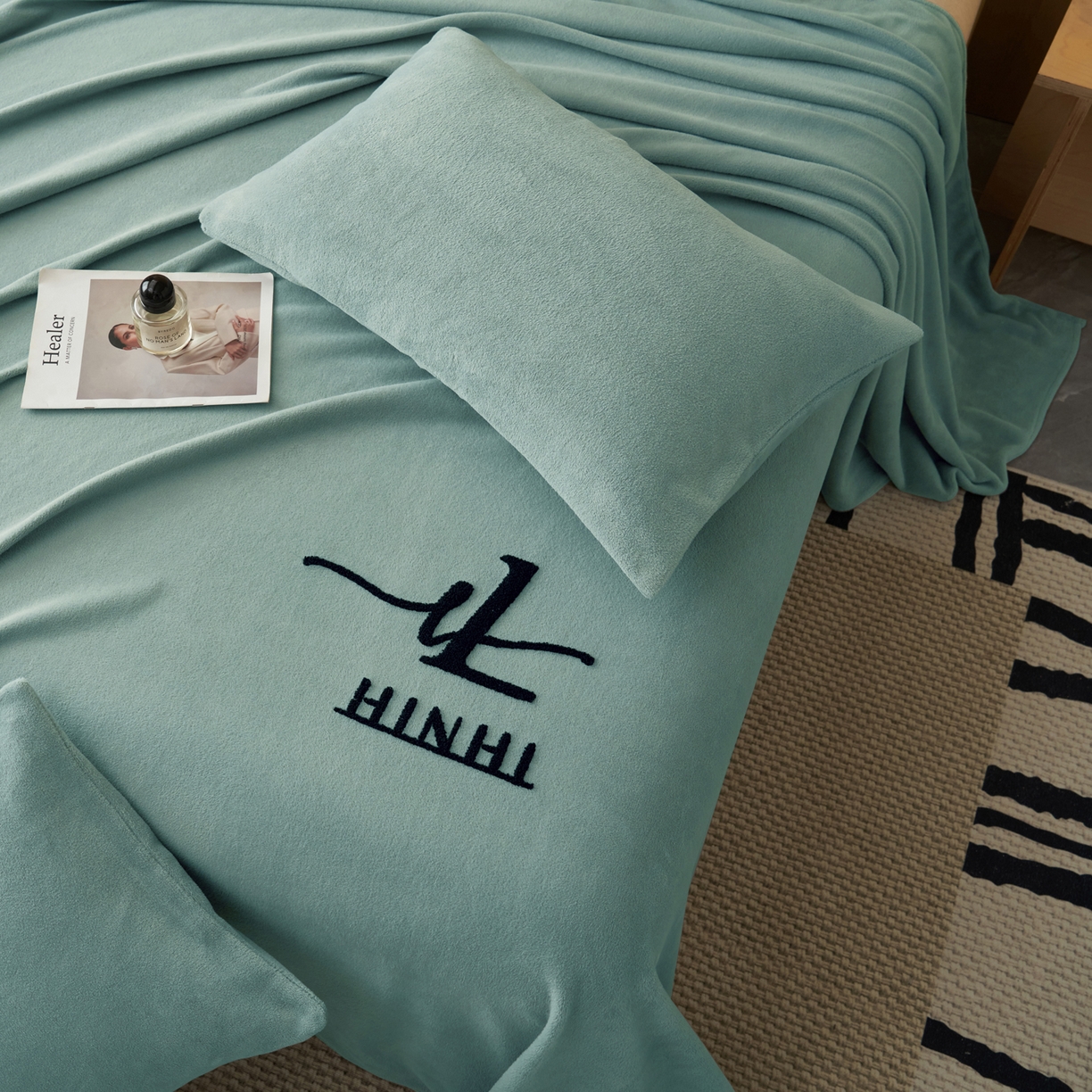 91家纺网 家纺一手货源 找家纺 早晨家纺 2025新款牛奶绒纯色毛巾绣暖绒床单 时尚-宾利蓝