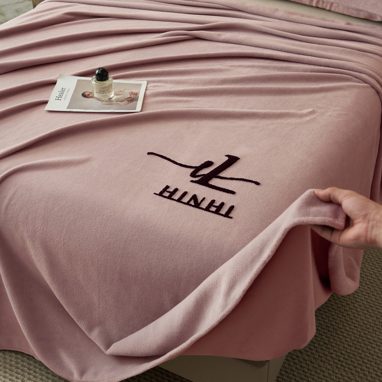 91家纺网 家纺一手货源 找家纺 早晨家纺 2025新款牛奶绒纯色毛巾绣暖绒床单 时尚-豆沙