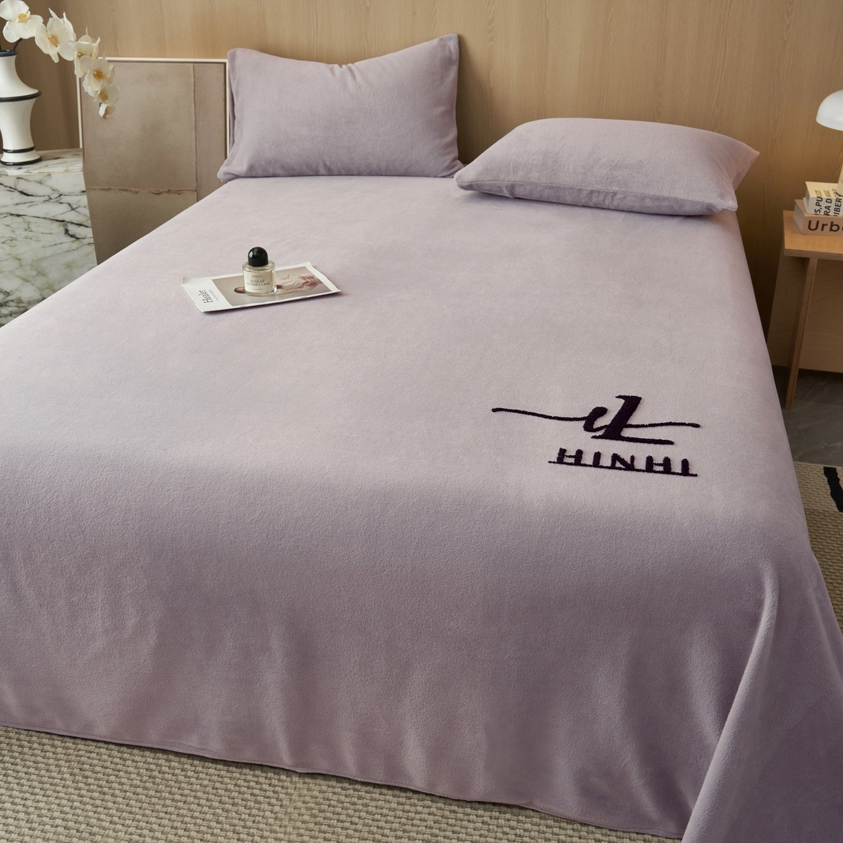91家纺网 家纺一手货源 找家纺 早晨家纺 2025新款牛奶绒纯色毛巾绣暖绒床单 时尚-浅紫