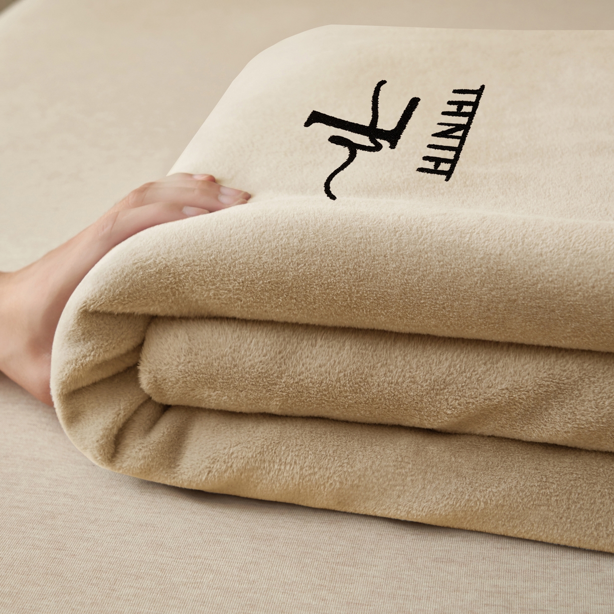 91家纺网 家纺一手货源 找家纺 早晨家纺 2025新款牛奶绒纯色毛巾绣暖绒床单 时尚-米驼