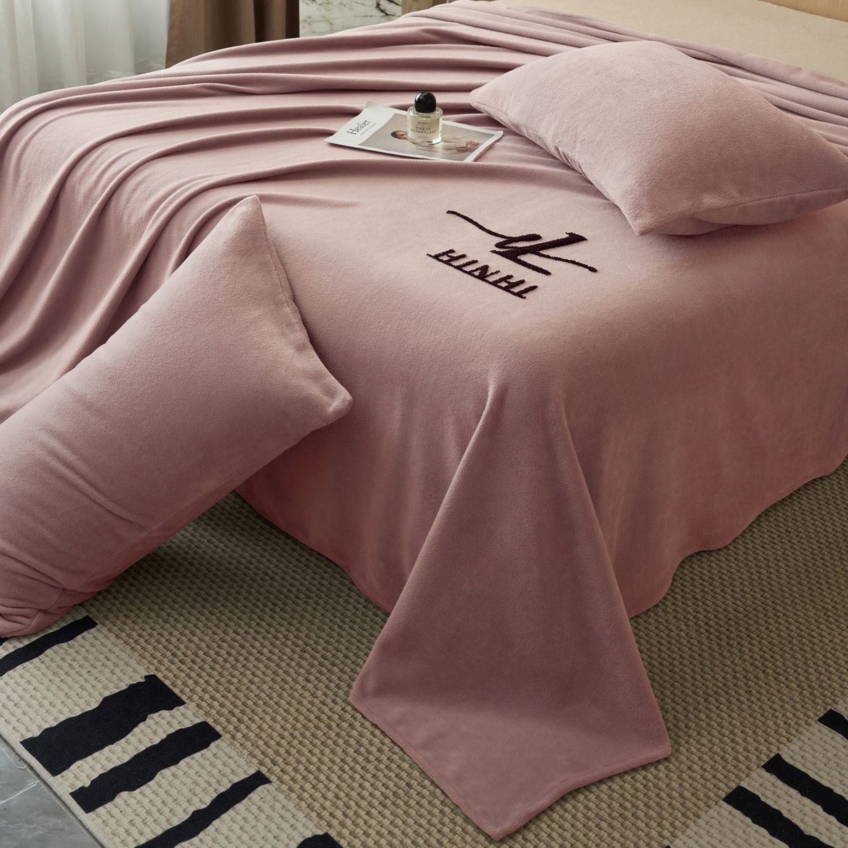 91家纺网 家纺一手货源 找家纺 早晨家纺 2025新款牛奶绒纯色毛巾绣暖绒床单 时尚-豆沙