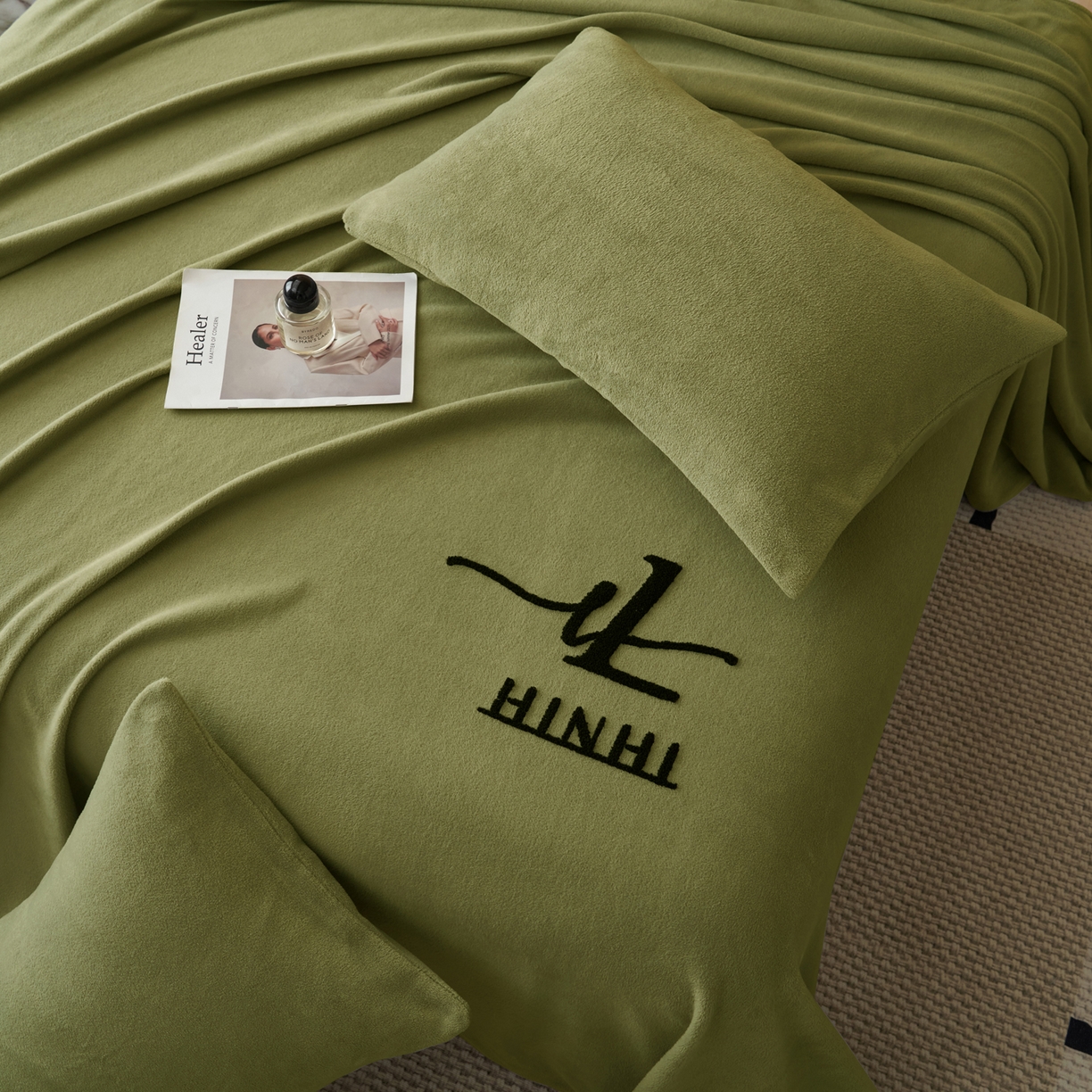 91家纺网 家纺一手货源 找家纺 早晨家纺 2025新款牛奶绒纯色毛巾绣暖绒床单 时尚-橄榄绿