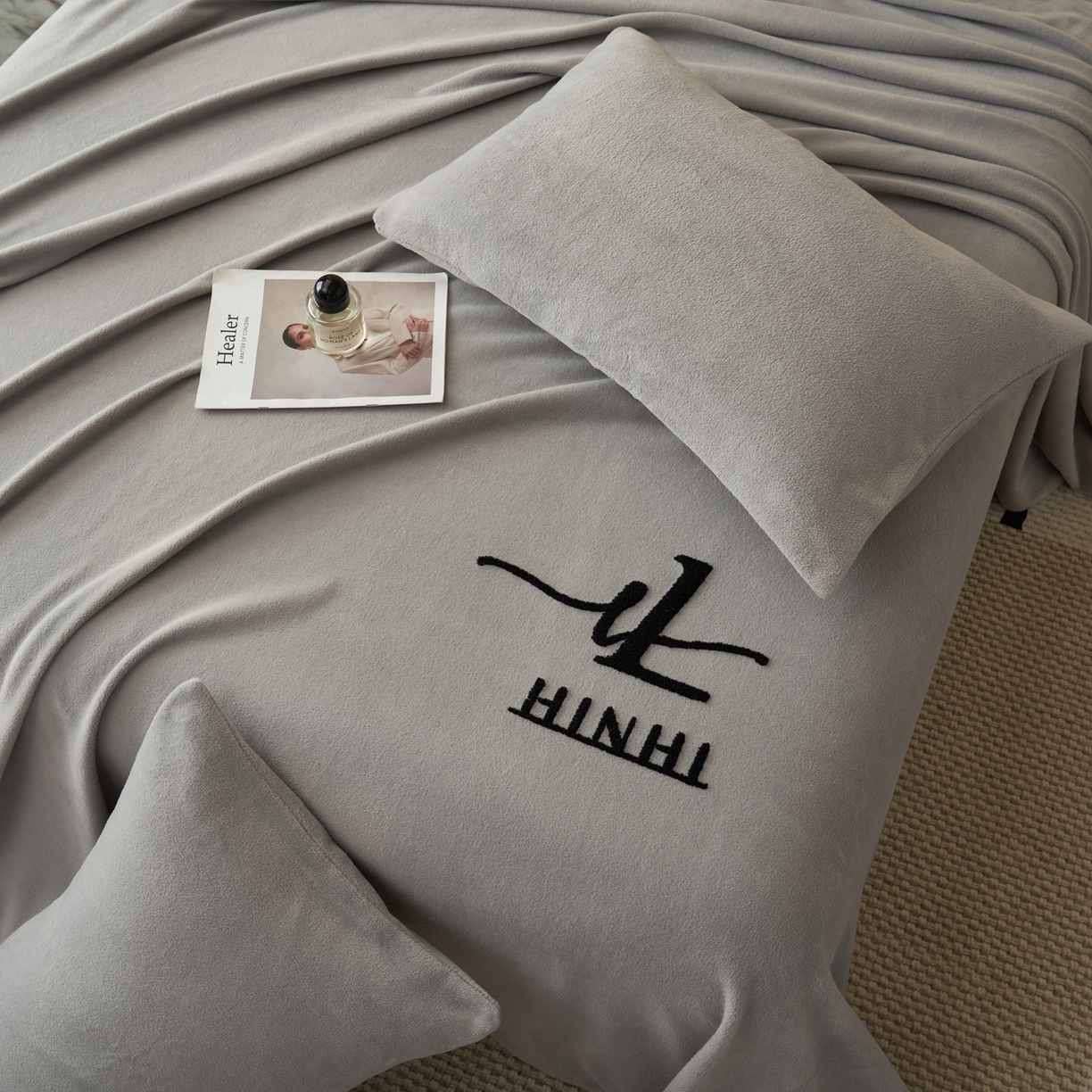 91家纺网 家纺一手货源 找家纺 早晨家纺 2025新款牛奶绒纯色毛巾绣暖绒床单 时尚-浅灰