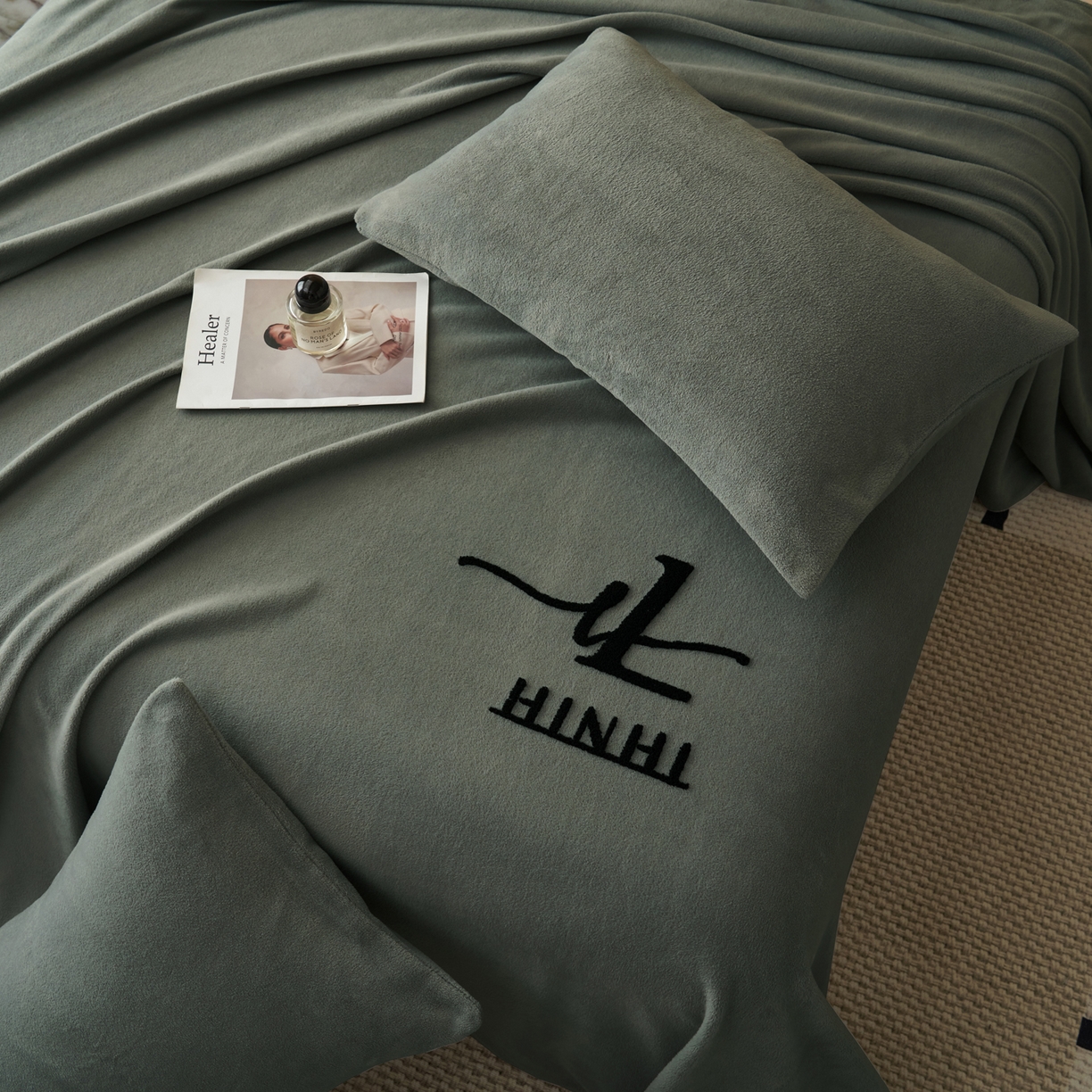 91家纺网 家纺一手货源 找家纺 早晨家纺 2025新款牛奶绒纯色毛巾绣暖绒床单 时尚-高级灰