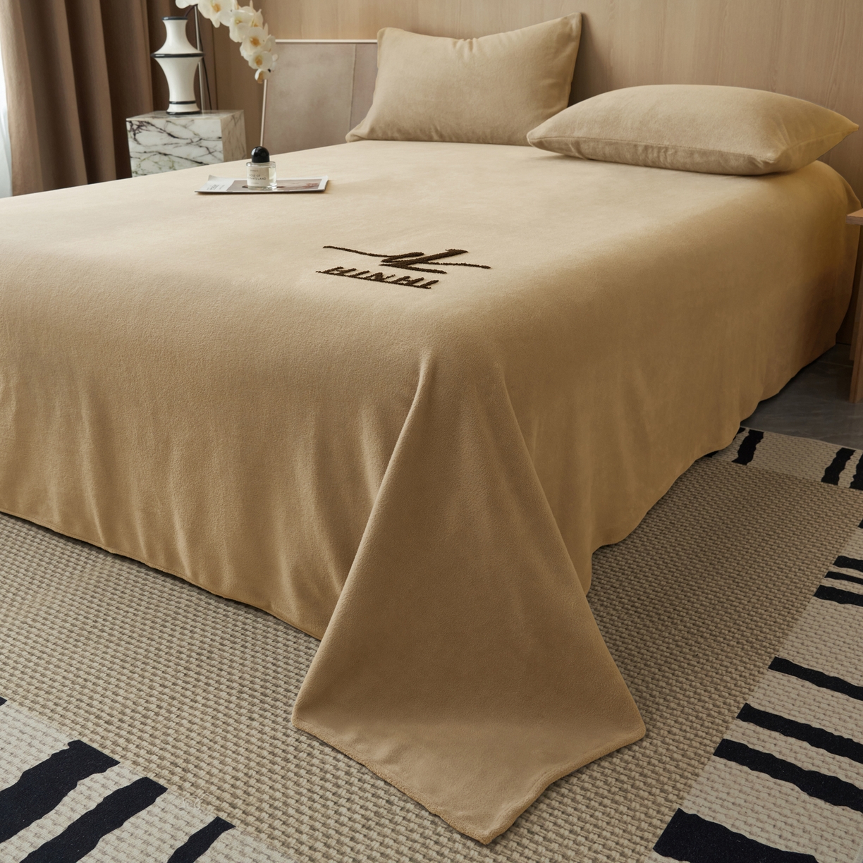 91家纺网 家纺一手货源 找家纺 早晨家纺 2025新款牛奶绒纯色毛巾绣暖绒床单 时尚-米驼