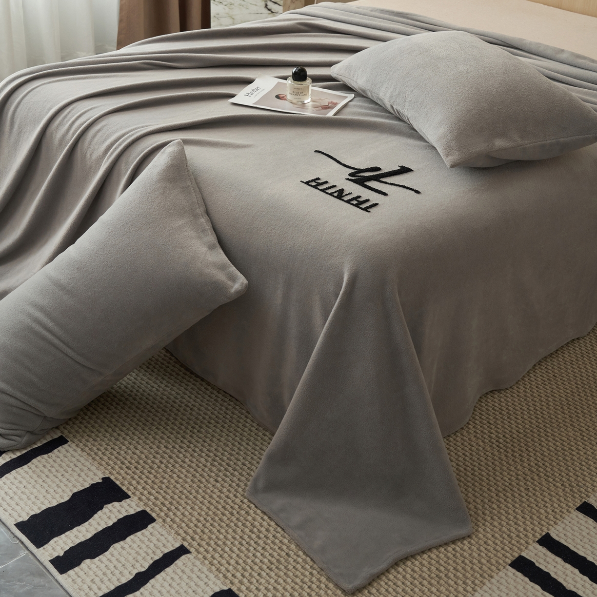 91家纺网 家纺一手货源 找家纺 早晨家纺 2025新款牛奶绒纯色毛巾绣暖绒床单 时尚-浅灰