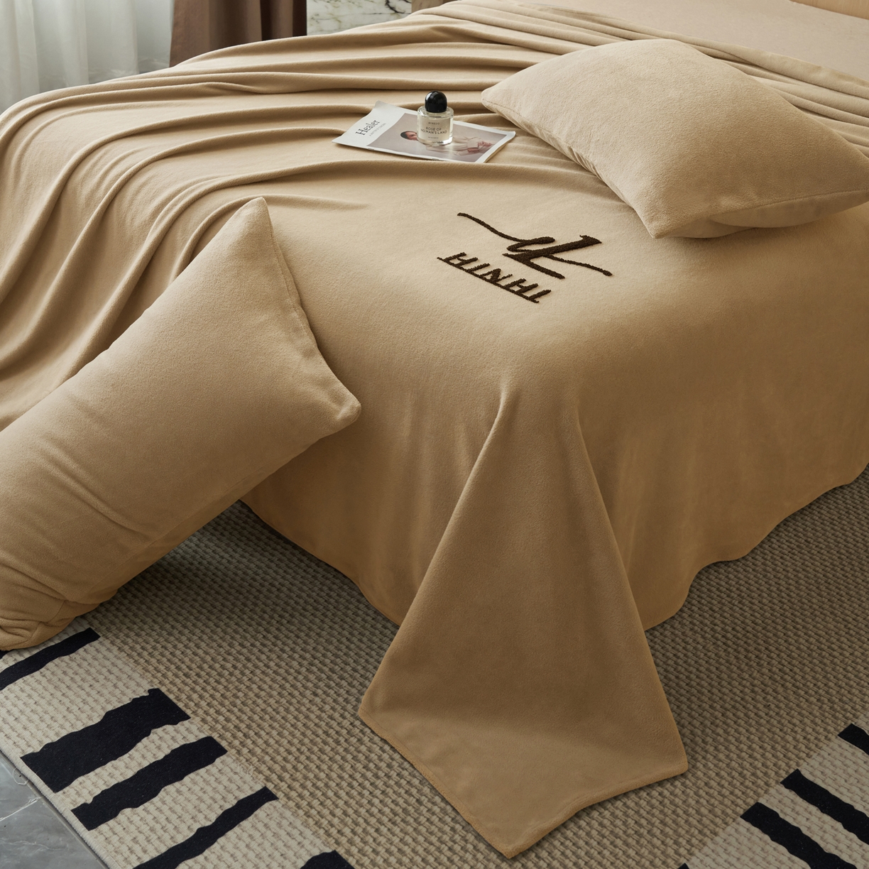 91家纺网 家纺一手货源 找家纺 早晨家纺 2025新款牛奶绒纯色毛巾绣暖绒床单 时尚-米驼