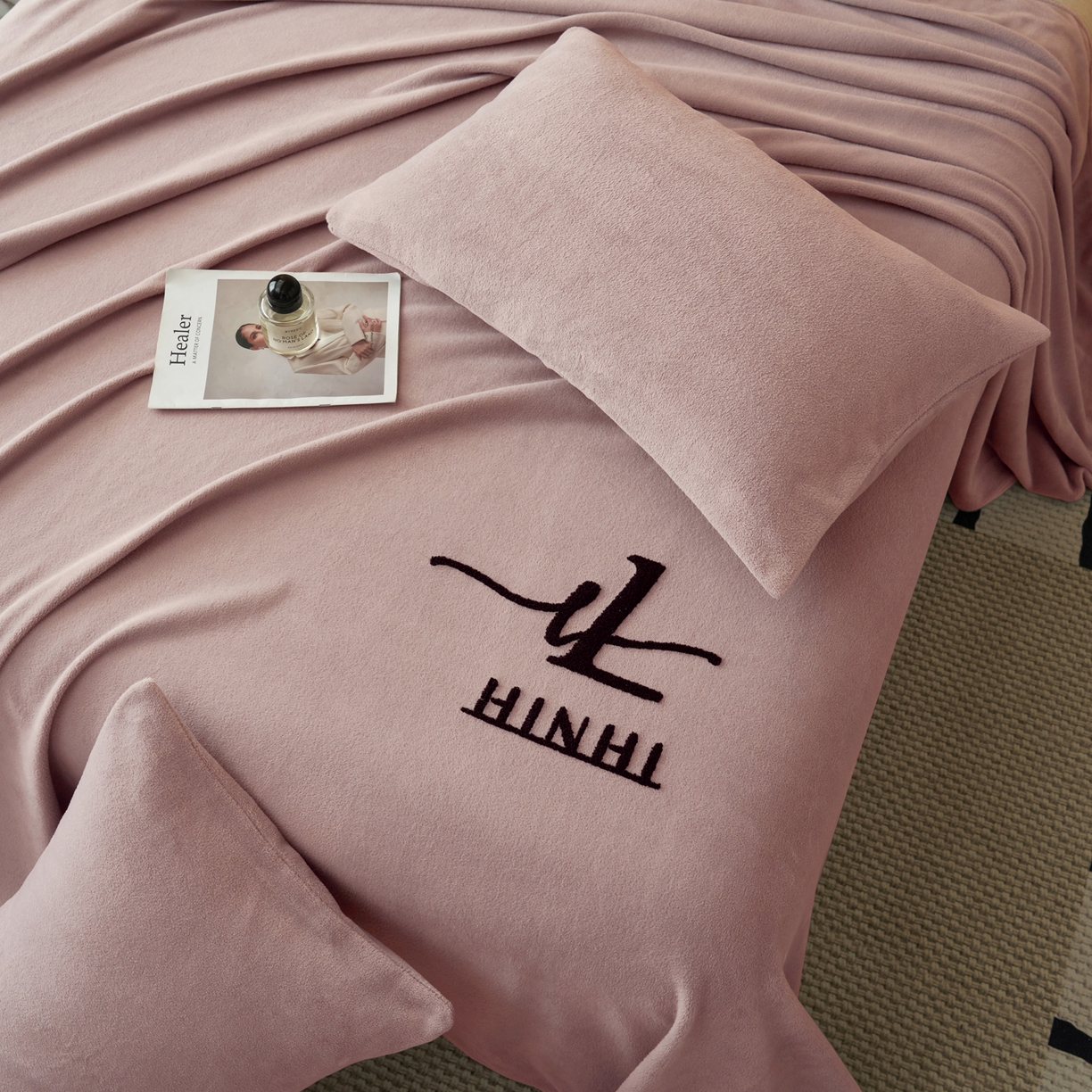 91家纺网 家纺一手货源 找家纺 早晨家纺 2025新款牛奶绒纯色毛巾绣暖绒床单 时尚-豆沙