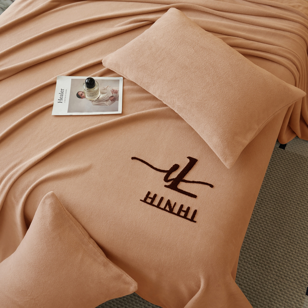 91家纺网 家纺一手货源 找家纺 早晨家纺 2025新款牛奶绒纯色毛巾绣暖绒床单 时尚-橘色