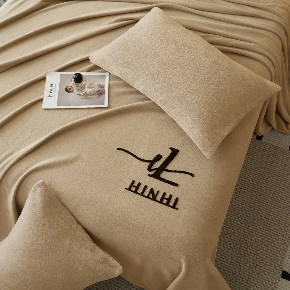 91家纺网 家纺一手货源 找家纺 早晨家纺 2025新款牛奶绒纯色毛巾绣暖绒床单 时尚-米驼