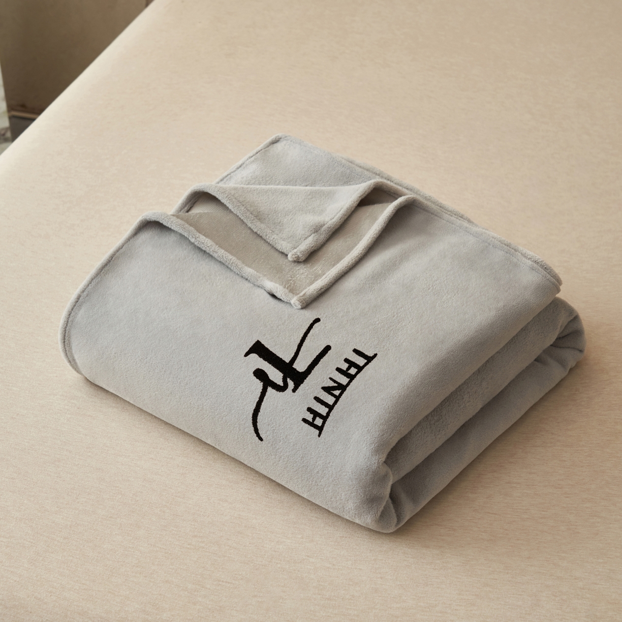 91家纺网 家纺一手货源 找家纺 早晨家纺 2025新款牛奶绒纯色毛巾绣暖绒床单 时尚-浅灰