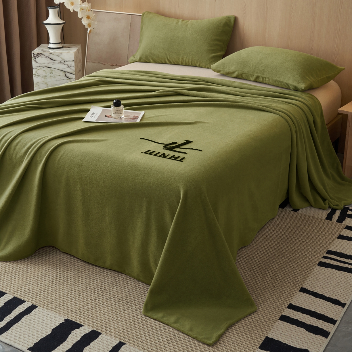 91家纺网 家纺一手货源 找家纺 早晨家纺 2025新款牛奶绒纯色毛巾绣暖绒床单 时尚-橄榄绿