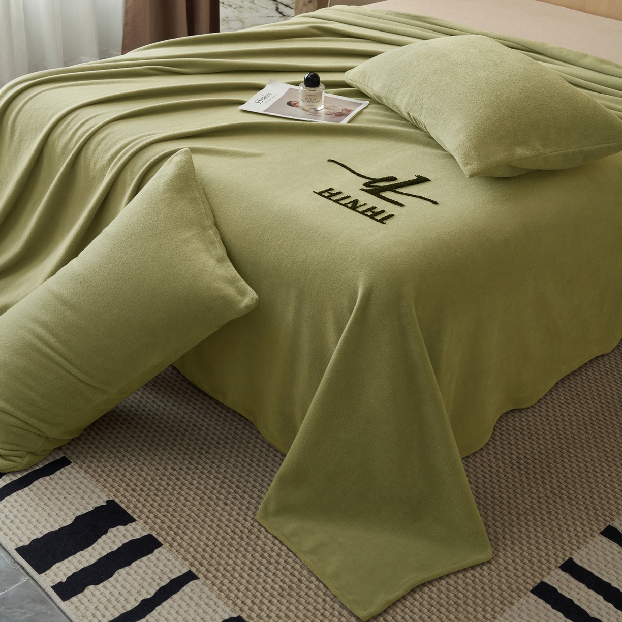 91家纺网 家纺一手货源 找家纺 早晨家纺 2025新款牛奶绒纯色毛巾绣暖绒床单 时尚-草绿