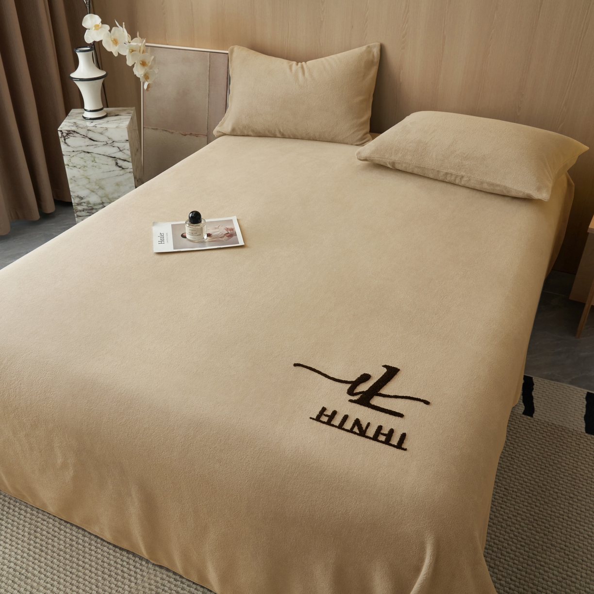 91家纺网 家纺一手货源 找家纺 早晨家纺 2025新款牛奶绒纯色毛巾绣暖绒床单 时尚-米驼