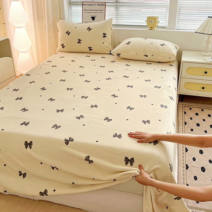 91家纺网 家纺一手货源 找家纺 名品家纺 2025新款新款加厚牛奶绒床单牛奶绒-蝴蝶结灰