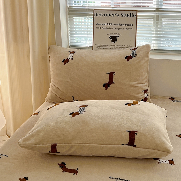 91家纺网 家纺一手货源 找家纺 名品家纺 2025新款新款加厚牛奶绒床单牛奶绒-俏皮小狗