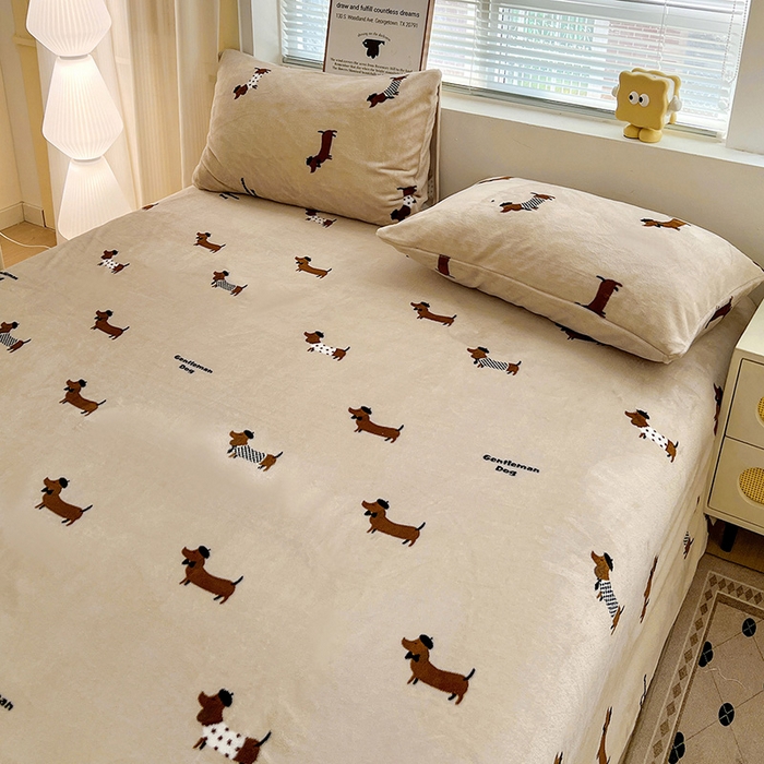 91家纺网 家纺一手货源 找家纺 名品家纺 2025新款新款加厚牛奶绒床单牛奶绒-俏皮小狗