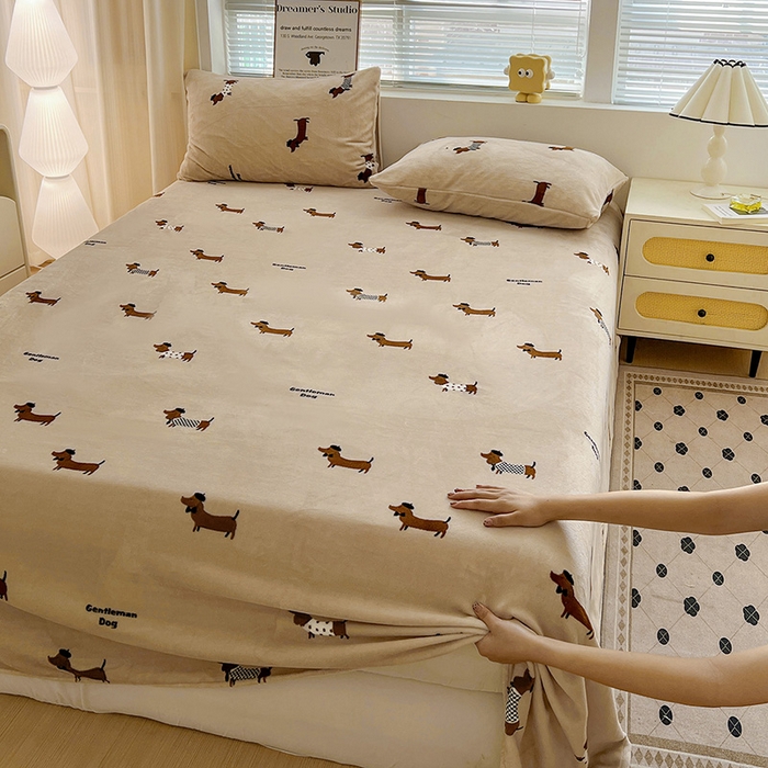 91家纺网 家纺一手货源 找家纺 名品家纺 2025新款新款加厚牛奶绒床单牛奶绒-俏皮小狗