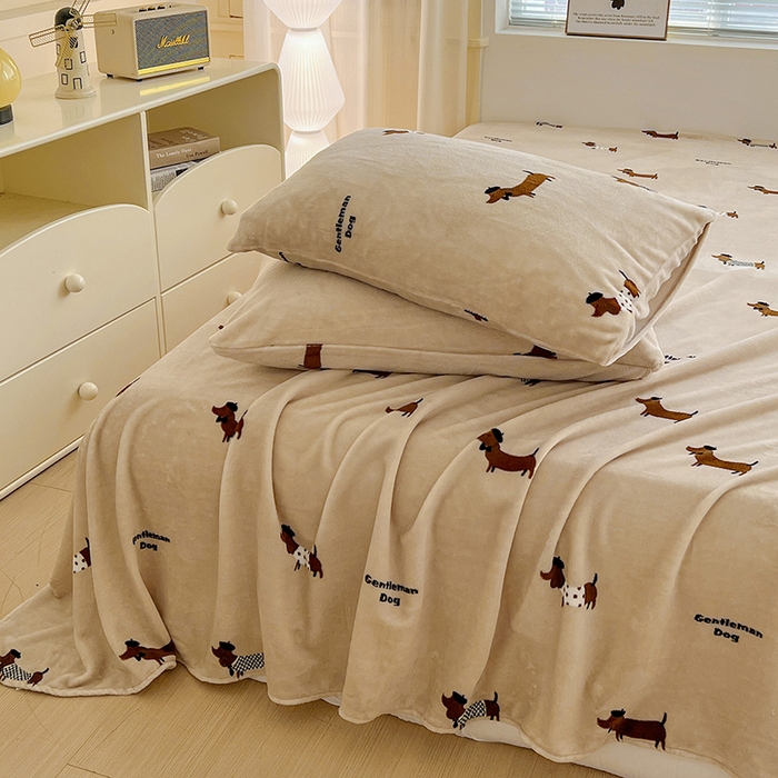 91家纺网 家纺一手货源 找家纺 名品家纺 2025新款新款加厚牛奶绒床单牛奶绒-俏皮小狗