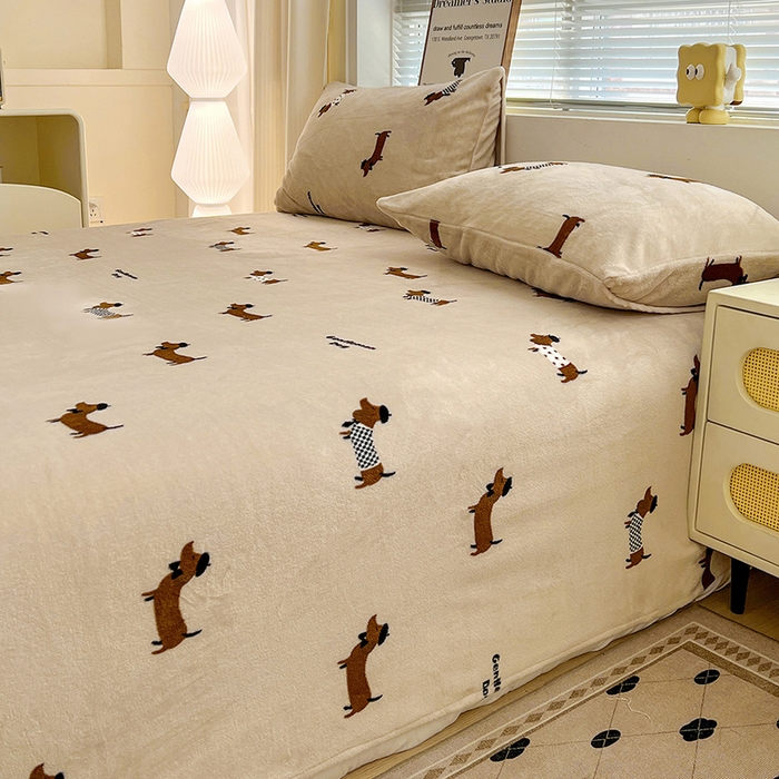 91家纺网 家纺一手货源 找家纺 名品家纺 2025新款新款加厚牛奶绒床单牛奶绒-俏皮小狗