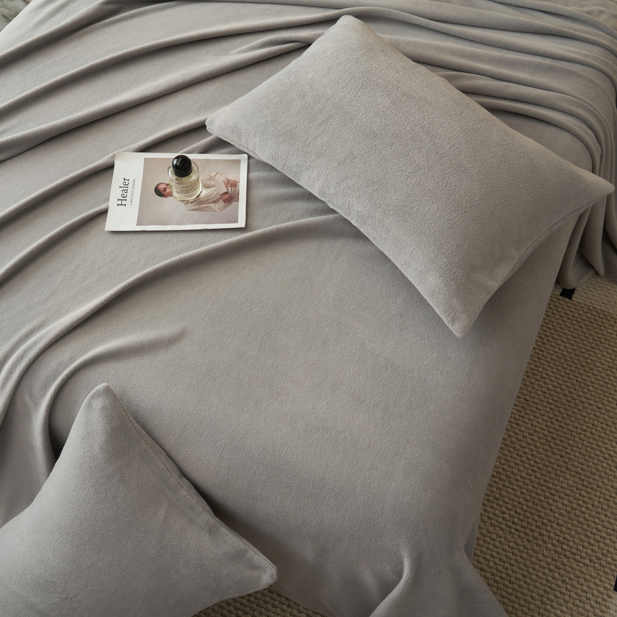 91家纺网 家纺一手货源 找家纺 早晨家纺 2025新款牛奶绒纯色单床单 牛奶绒-浅灰