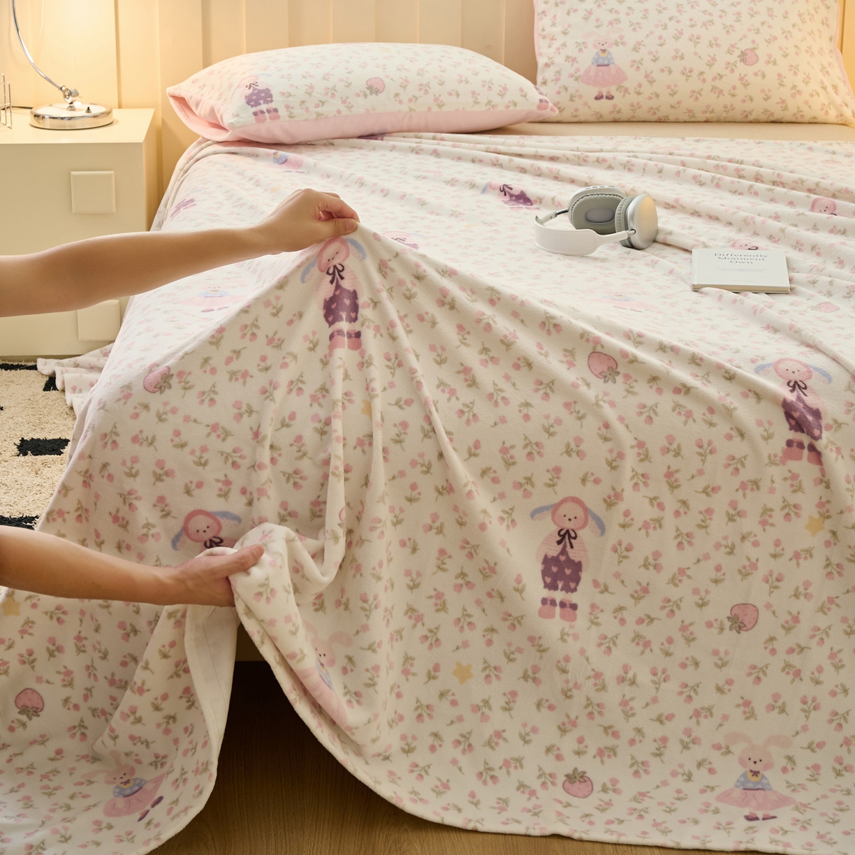 91家纺网 家纺一手货源 找家纺 早晨家纺 2025新款卡通印花高克重牛奶绒印花单床单 花兔谣