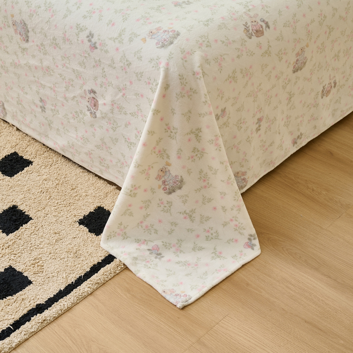 91家纺网 家纺一手货源 找家纺 早晨家纺 2025新款卡通印花高克重牛奶绒印花单床单 花兔语