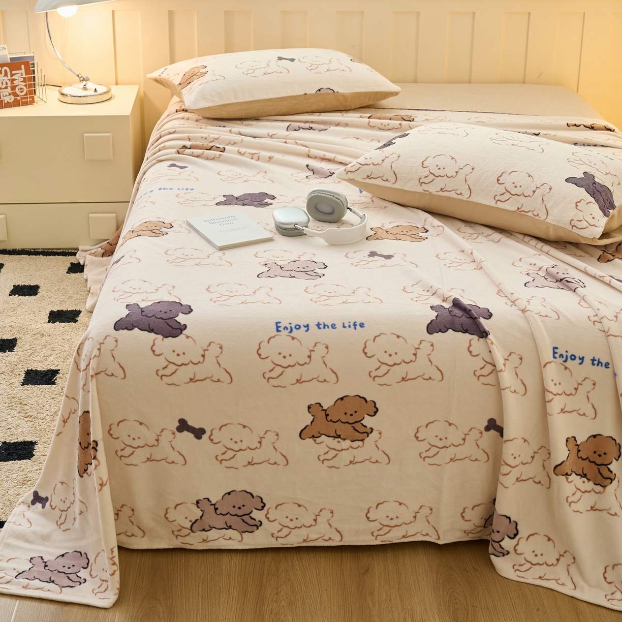 91家纺网 家纺一手货源 找家纺 早晨家纺 2025新款卡通印花高克重牛奶绒印花单床单 萌犬集