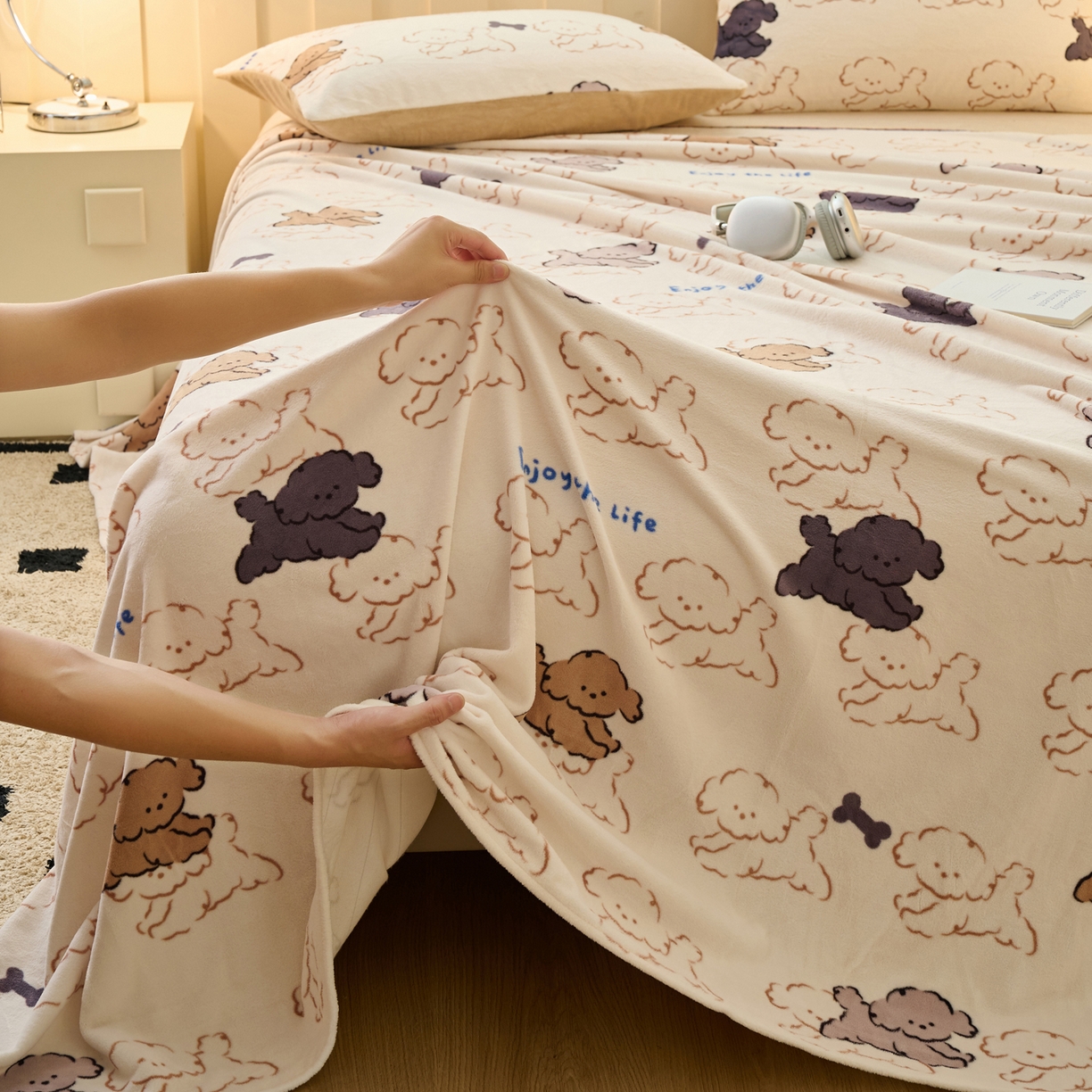 91家纺网 家纺一手货源 找家纺 早晨家纺 2025新款卡通印花高克重牛奶绒印花单床单 萌犬集