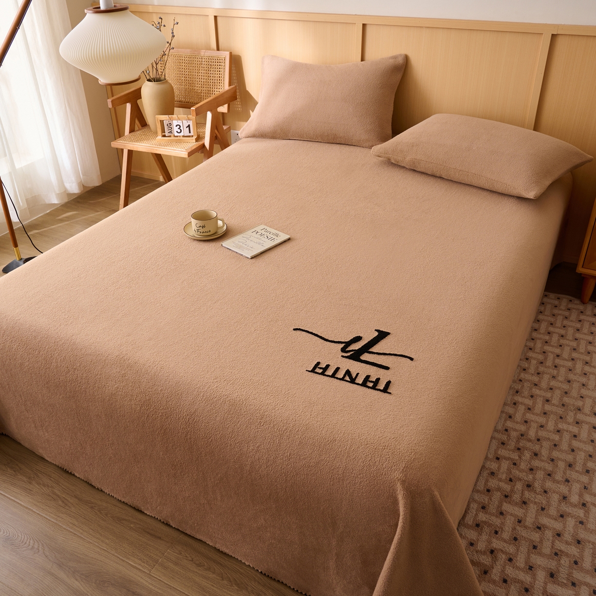 91家纺网 家纺一手货源 找家纺 早晨家纺 2025新款华泰款高克重牛奶绒仿羊绒单床单系列 华泰-高级咖