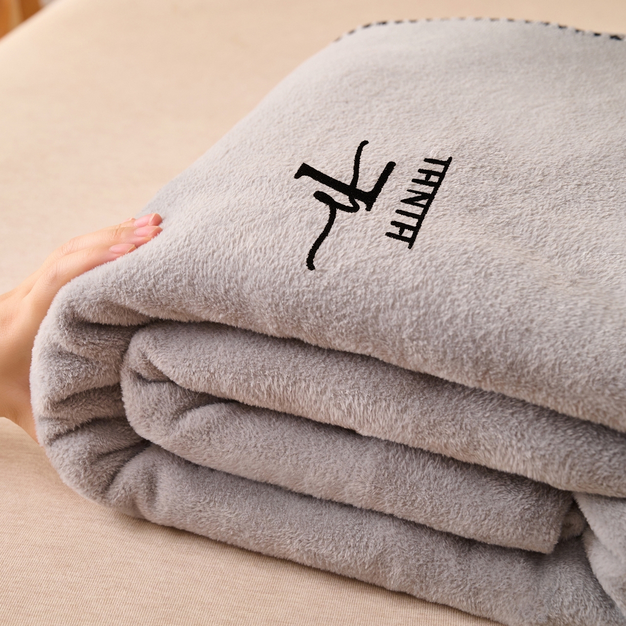 91家纺网 家纺一手货源 找家纺 早晨家纺 2025新款华泰款高克重牛奶绒仿羊绒单床单系列 华泰-高级灰