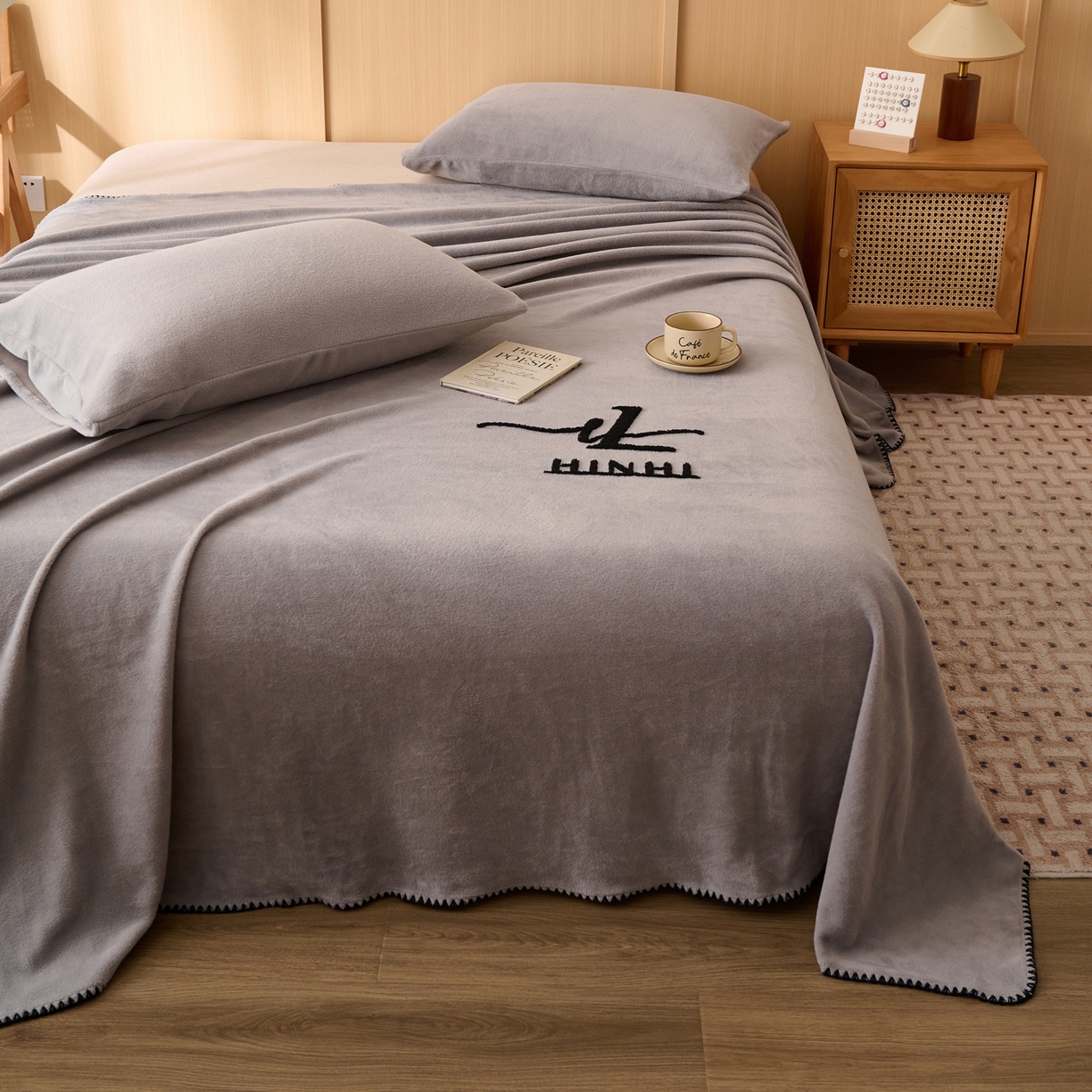 91家纺网 家纺一手货源 找家纺 早晨家纺 2025新款华泰款高克重牛奶绒仿羊绒单床单系列 华泰-高级灰