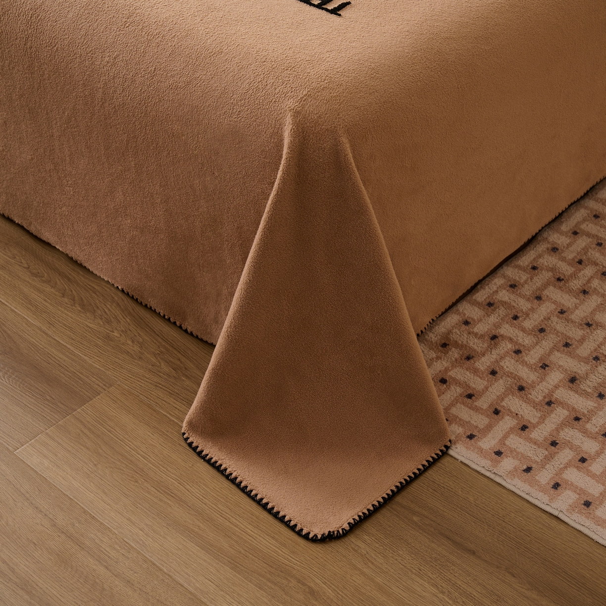 91家纺网 家纺一手货源 找家纺 早晨家纺 2025新款华泰款高克重牛奶绒仿羊绒单床单系列 华泰-高级咖