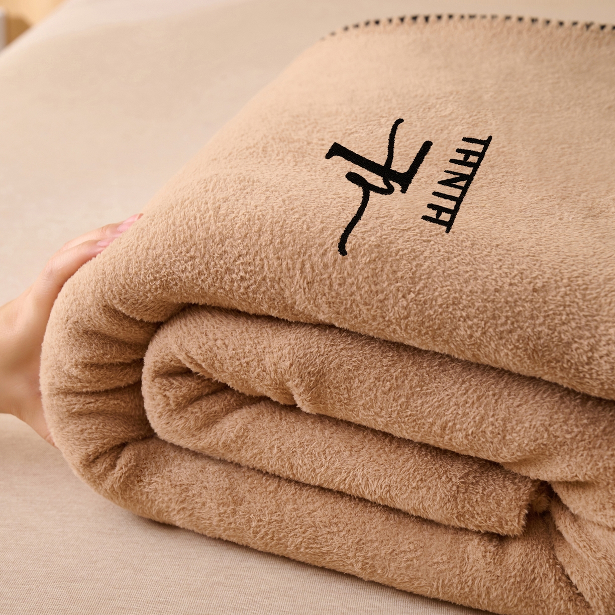 91家纺网 家纺一手货源 找家纺 早晨家纺 2025新款华泰款高克重牛奶绒仿羊绒单床单系列 华泰-高级咖