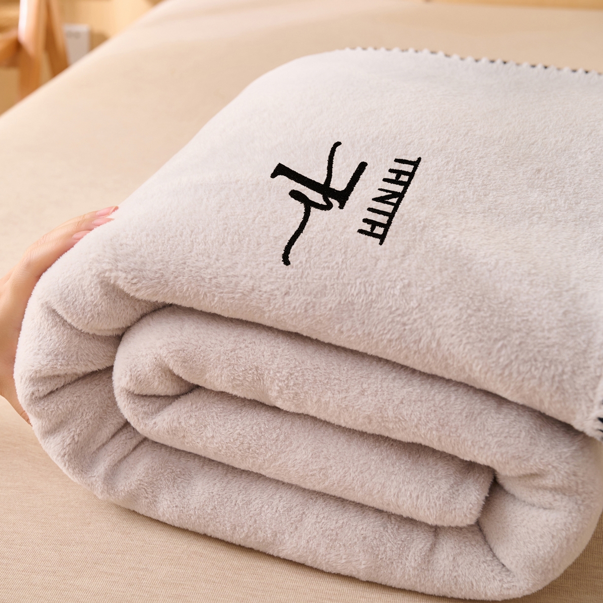 91家纺网 家纺一手货源 找家纺 早晨家纺 2025新款华泰款高克重牛奶绒仿羊绒单床单系列 华泰-银灰