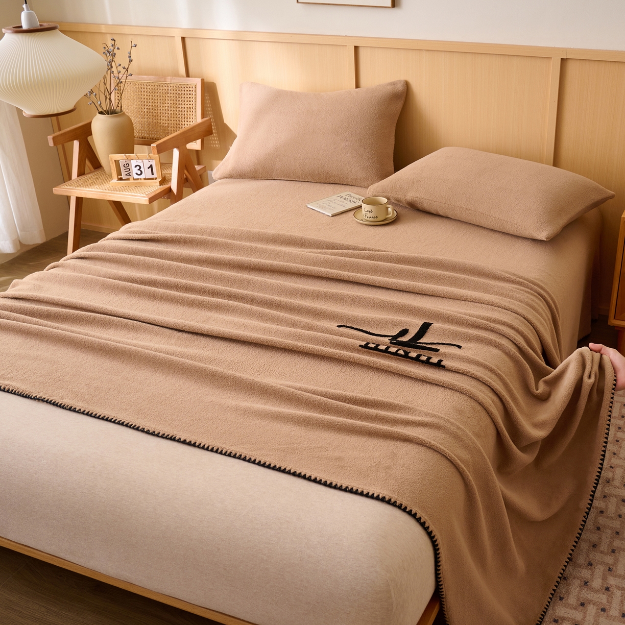 91家纺网 家纺一手货源 找家纺 早晨家纺 2025新款华泰款高克重牛奶绒仿羊绒单床单系列 华泰-高级咖