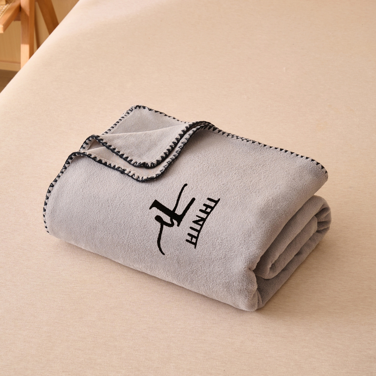 91家纺网 家纺一手货源 找家纺 早晨家纺 2025新款华泰款高克重牛奶绒仿羊绒单床单系列 华泰-高级灰