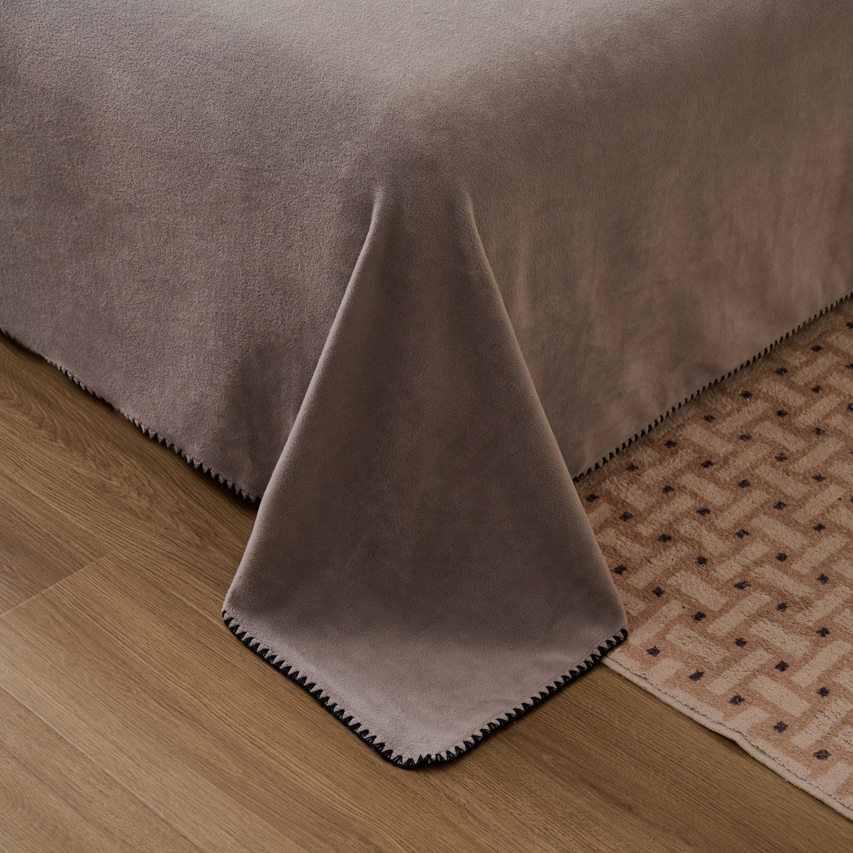 91家纺网 家纺一手货源 找家纺 早晨家纺 2025新款华泰款高克重牛奶绒仿羊绒单床单系列 华泰-高级灰