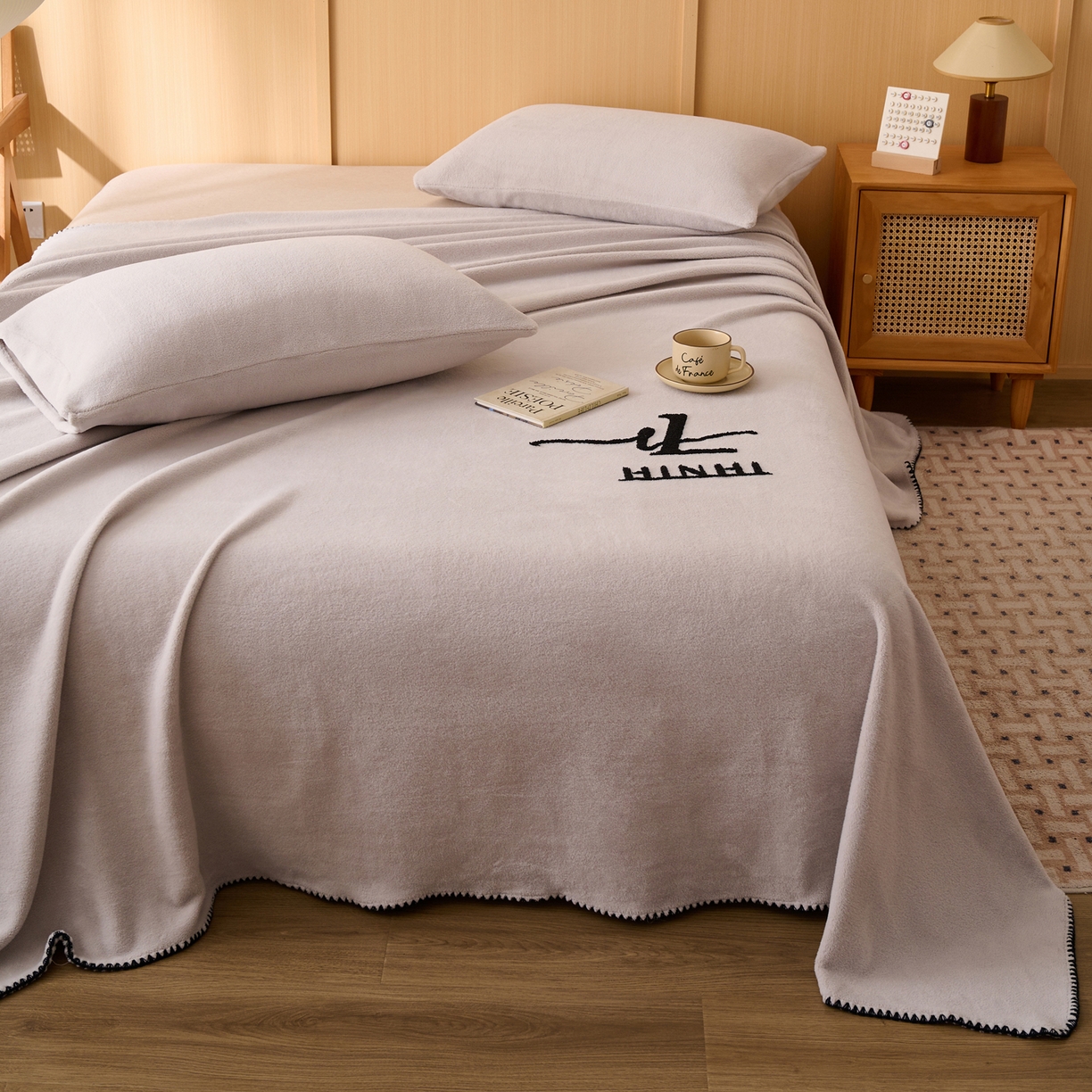 91家纺网 家纺一手货源 找家纺 早晨家纺 2025新款华泰款高克重牛奶绒仿羊绒单床单系列 华泰-银灰