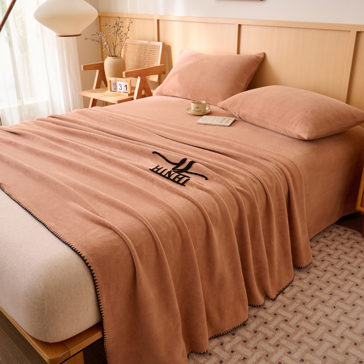 91家纺网 家纺一手货源 找家纺 早晨家纺 2025新款华泰款高克重牛奶绒仿羊绒单床单系列 华泰-焦糖