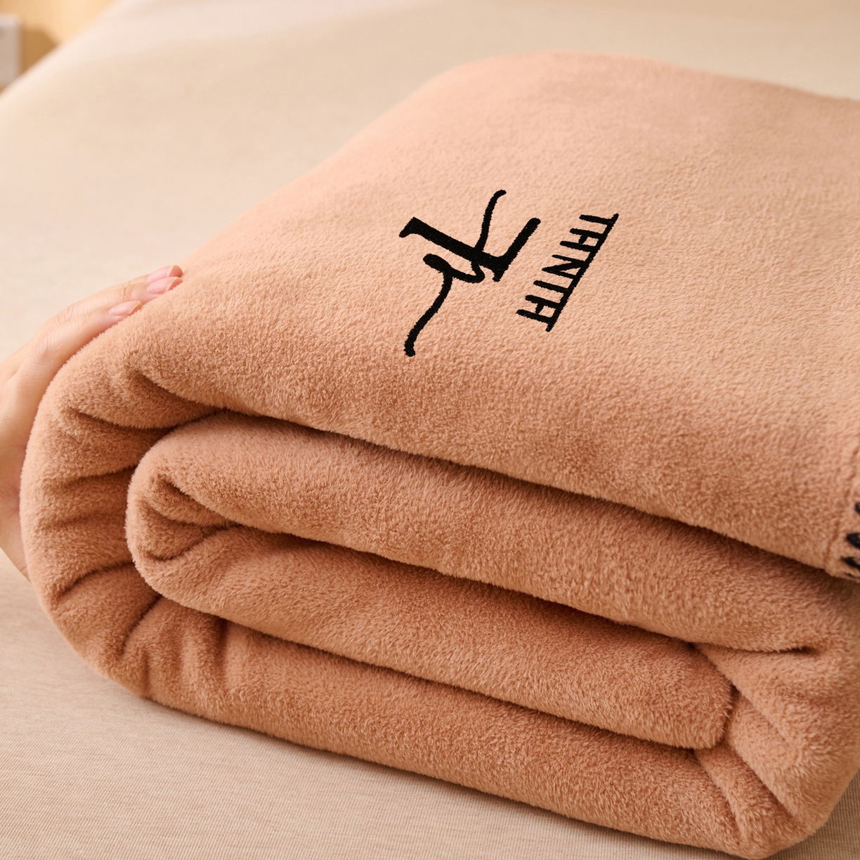 91家纺网 家纺一手货源 找家纺 早晨家纺 2025新款华泰款高克重牛奶绒仿羊绒单床单系列 华泰-焦糖