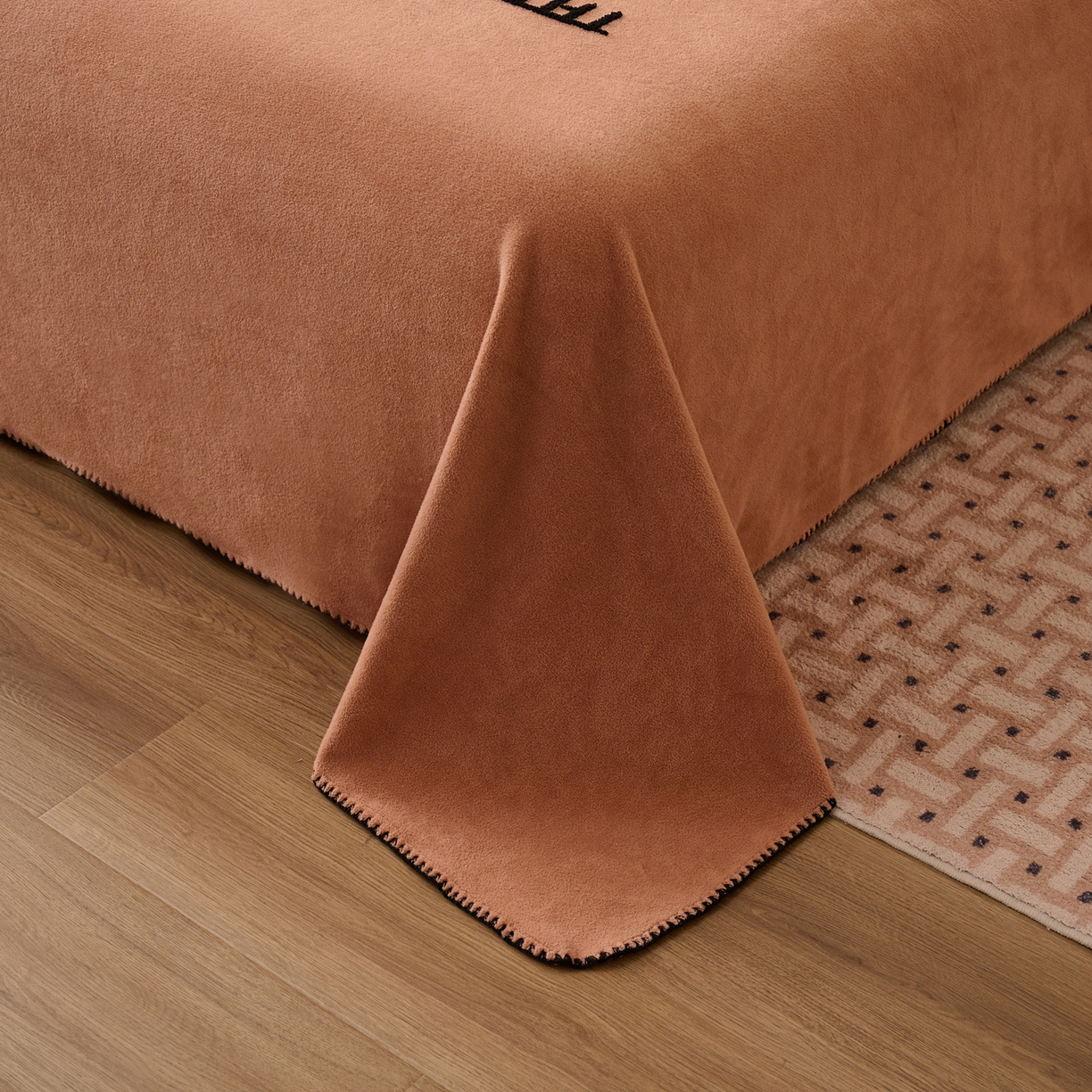 91家纺网 家纺一手货源 找家纺 早晨家纺 2025新款华泰款高克重牛奶绒仿羊绒单床单系列 华泰-焦糖