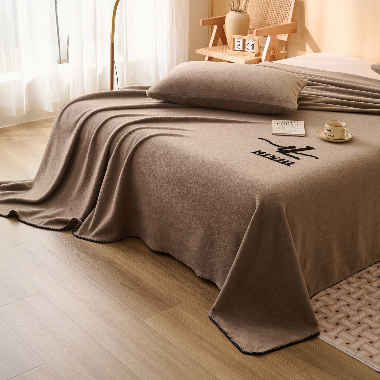 91家纺网 家纺一手货源 找家纺 早晨家纺 2025新款华泰款高克重牛奶绒仿羊绒单床单系列 华泰-奶茶咖