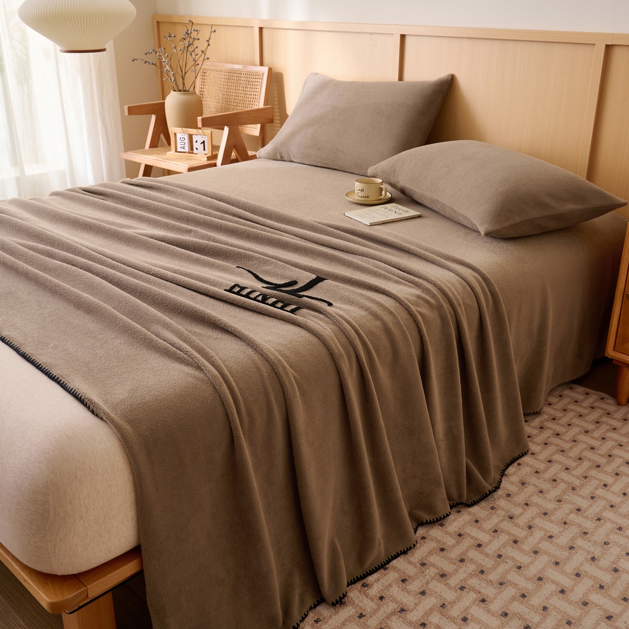 91家纺网 家纺一手货源 找家纺 早晨家纺 2025新款华泰款高克重牛奶绒仿羊绒单床单系列 华泰-奶茶咖