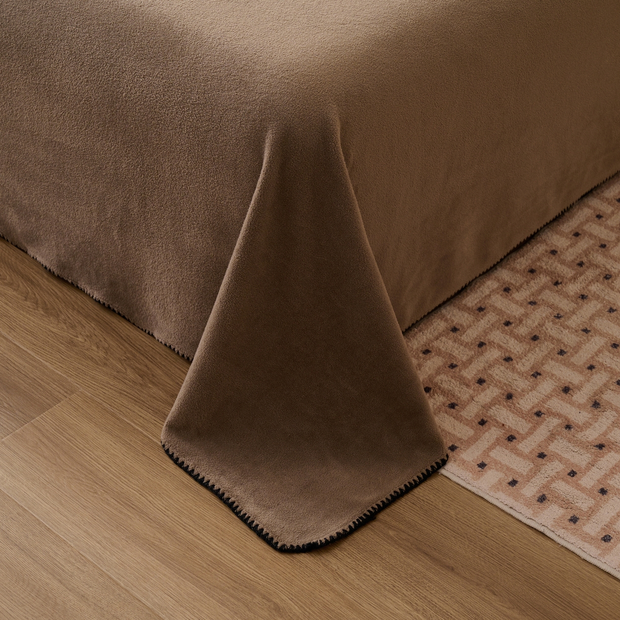 91家纺网 家纺一手货源 找家纺 早晨家纺 2025新款华泰款高克重牛奶绒仿羊绒单床单系列 华泰-奶茶咖