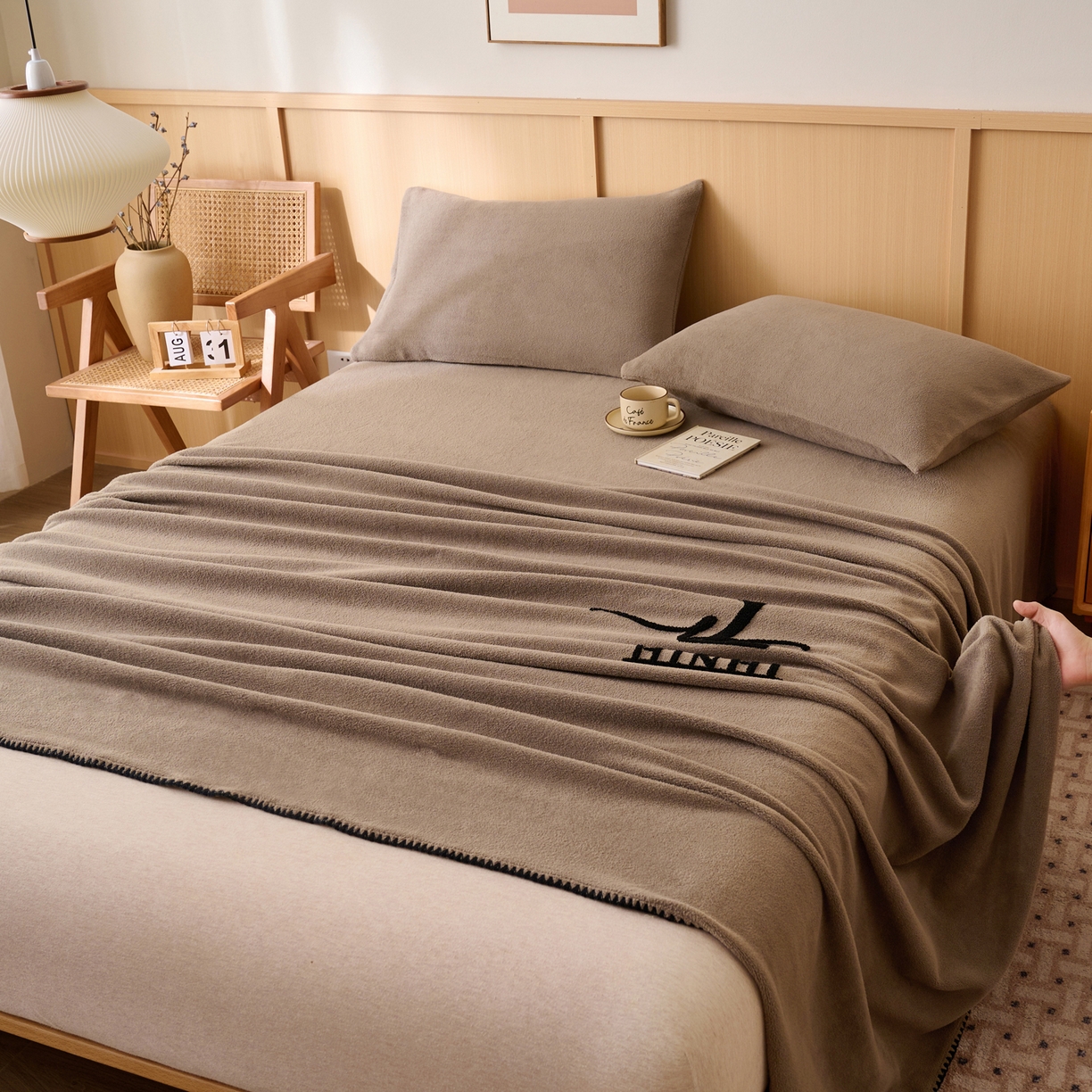 91家纺网 家纺一手货源 找家纺 早晨家纺 2025新款华泰款高克重牛奶绒仿羊绒单床单系列 华泰-奶茶咖